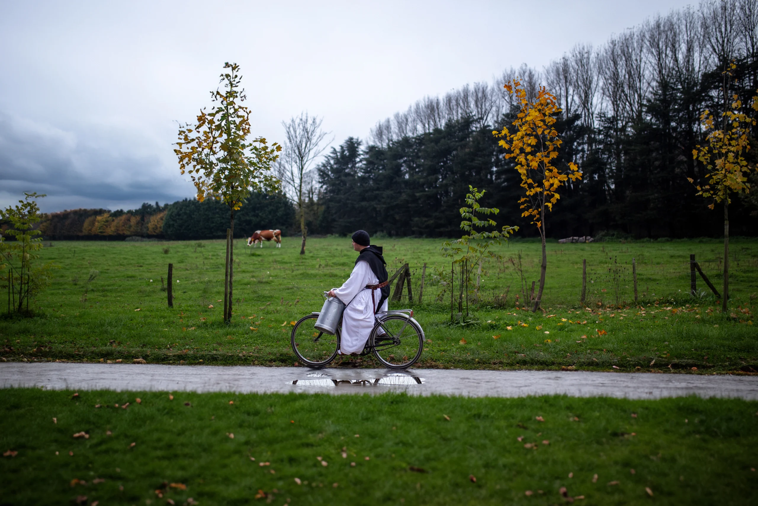 Un moine sur une bicyclette.